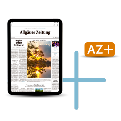 Tablet mit der Titelseite der Allgäuer Zeitung, die eine Überschrift, mehrere Textspalten und ein großes Foto mit Sonnenuntergang hinter Bäumen zeigt. Daneben das orange-weiße Logo mit den Buchstaben 'AZ+' und ein großes, hellblaues Pluszeichen.