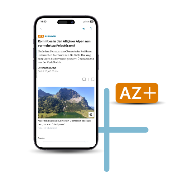 Smartphone mit einer Webseite, die einen AZ+ Artikel über eine Wanderung in den Allgäuer Alpen zeigt. Rechts neben dem Smartphone befindet sich ein orangefarbenes Rechteck mit der weißen Aufschrift 'AZ+'.