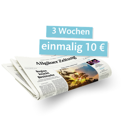 Gefaltete Ausgabe der Allgäuer Zeitung mit Schlagzeile 'Region knackt Bestmarke' und Bild eines Sonnenuntergangs